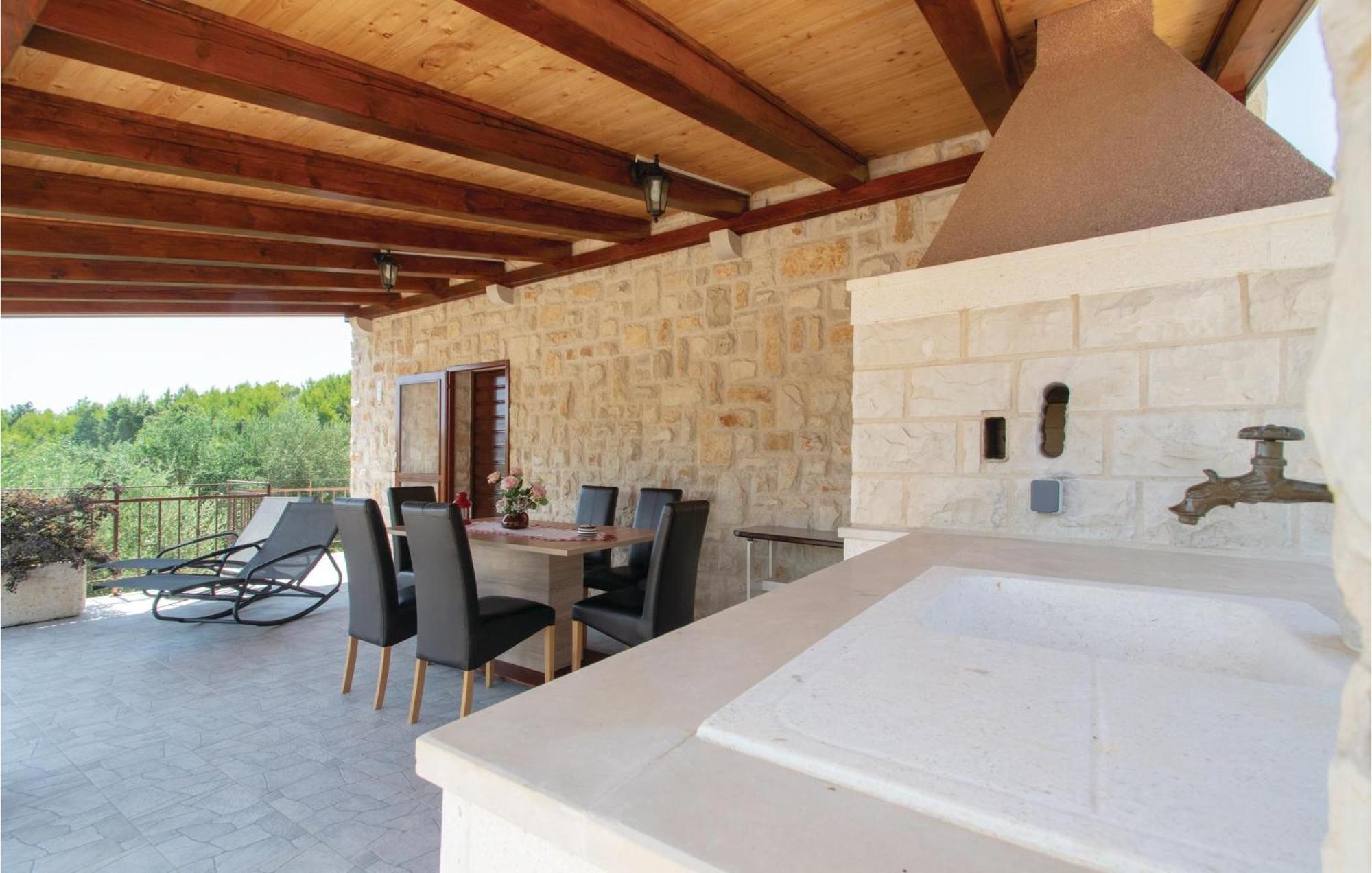Awesome Home In Smokvica With Kitchen Extérieur photo