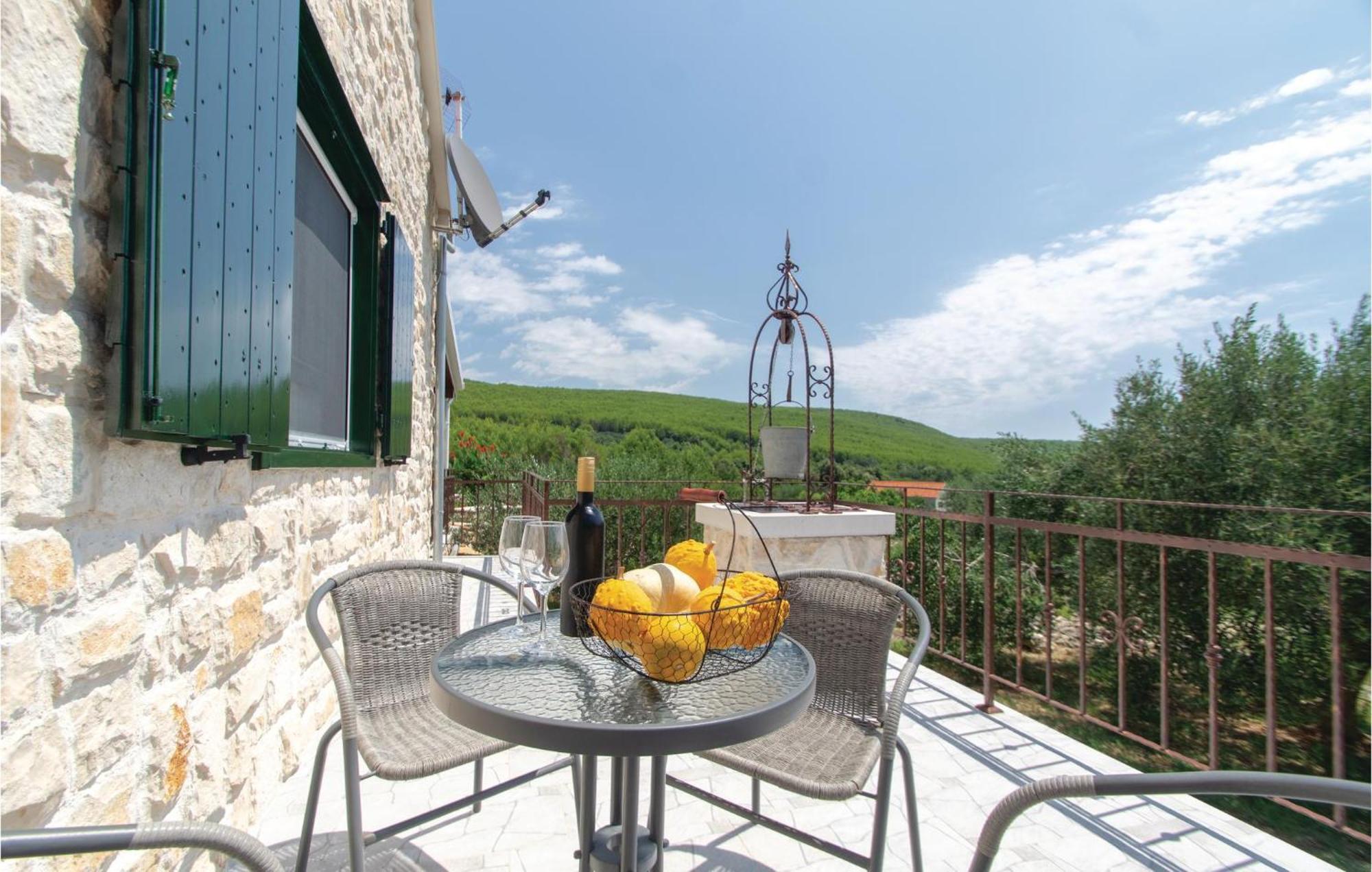 Awesome Home In Smokvica With Kitchen Extérieur photo